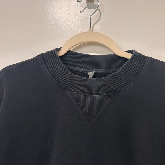 Vuori Women's Charcoal Black Halo Crewneck semi cropped Sweatshirt - Picture 4 of 10